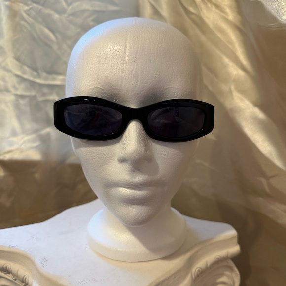 Chanel 5014 CC Quilted Vintage Sunglasses in Black and Gold Hue - Picture 9 of 17